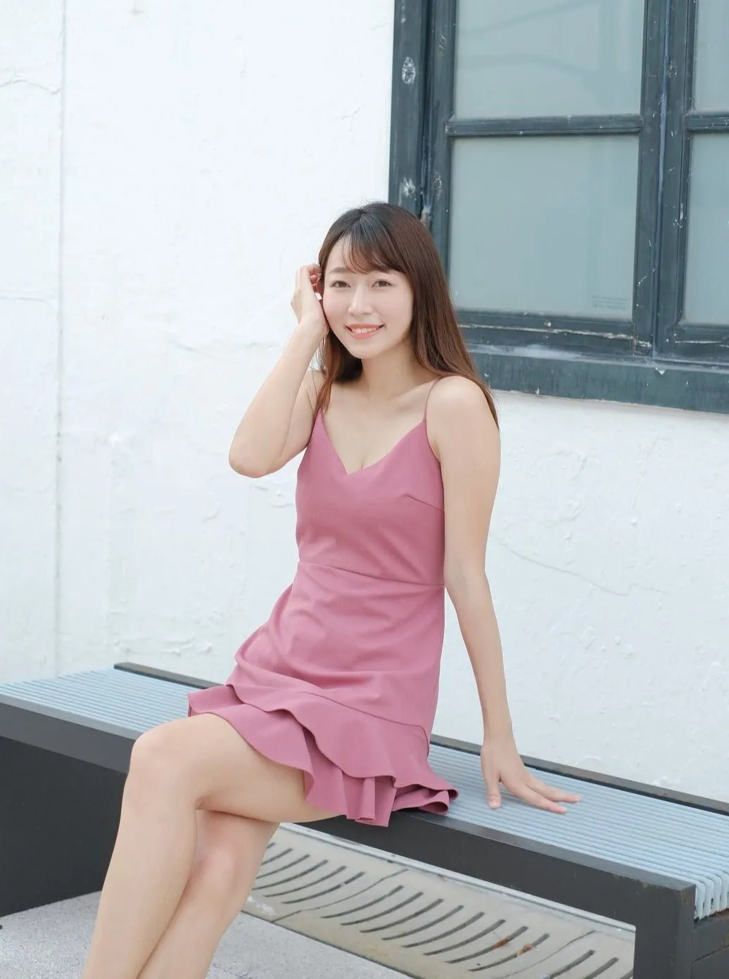 Short V-Neck Frilled Dress ROSEWOOD*