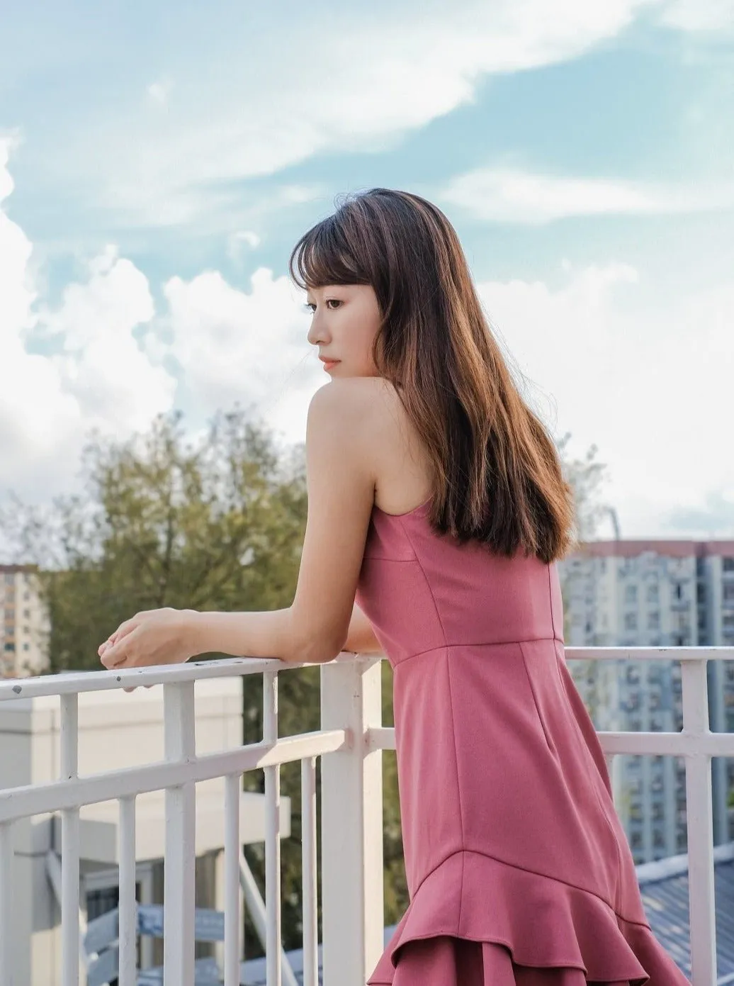 Short V-Neck Frilled Dress ROSEWOOD*